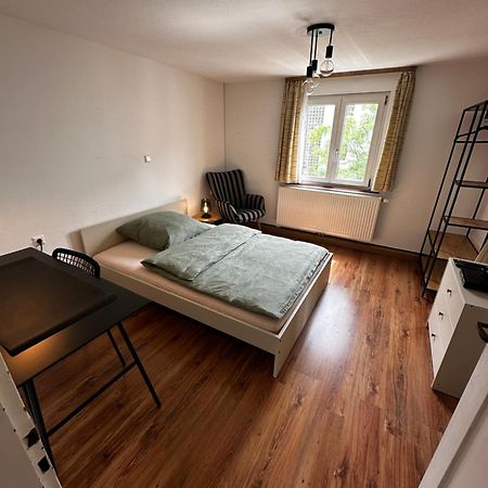 Einfaches Haus Mit Privatzimmern Und Gemeinschaftsraeumen Heilbronn Esterno foto