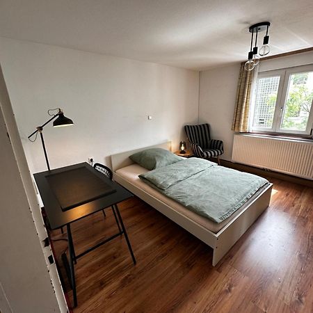 Einfaches Haus Mit Privatzimmern Und Gemeinschaftsraeumen Heilbronn Esterno foto