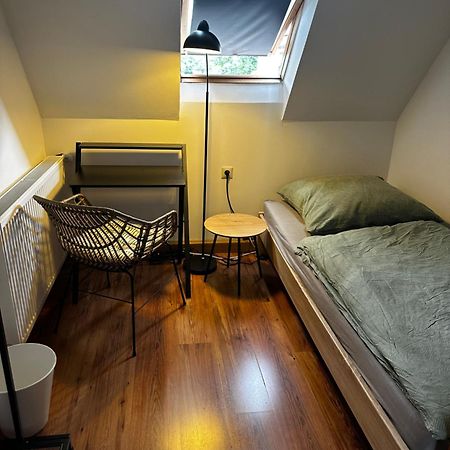 Einfaches Haus Mit Privatzimmern Und Gemeinschaftsraeumen Heilbronn Esterno foto