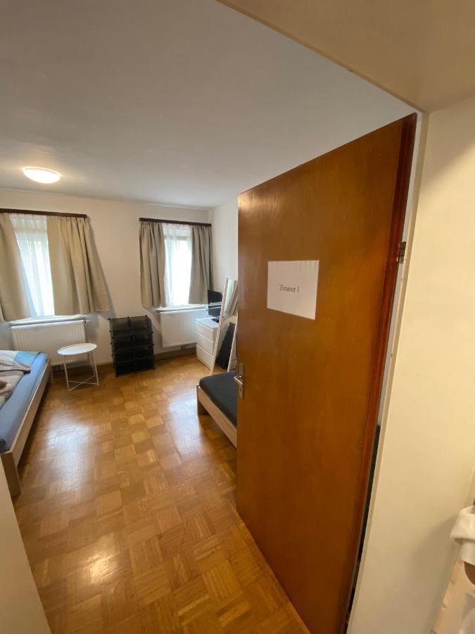 Einfaches Haus Mit Privatzimmern Und Gemeinschaftsraeumen Heilbronn Esterno foto