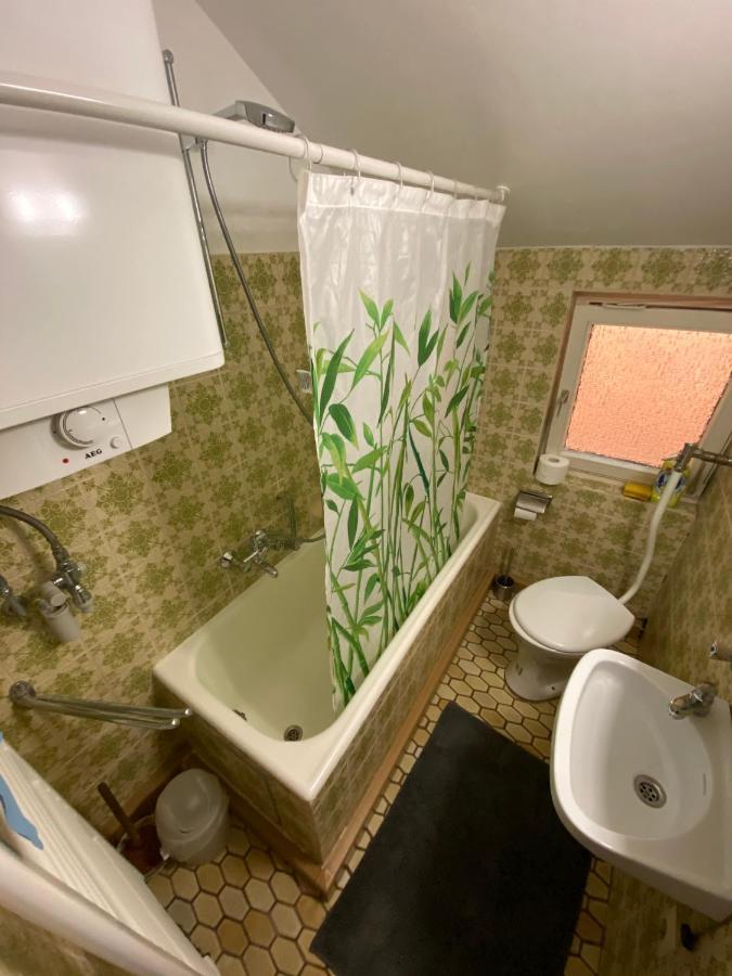 Einfaches Haus Mit Privatzimmern Und Gemeinschaftsraeumen Heilbronn Esterno foto