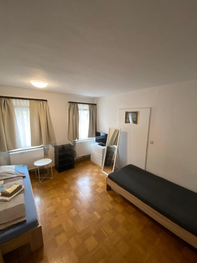 Einfaches Haus Mit Privatzimmern Und Gemeinschaftsraeumen Heilbronn Esterno foto