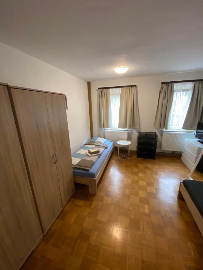 Einfaches Haus Mit Privatzimmern Und Gemeinschaftsraeumen Heilbronn Esterno foto