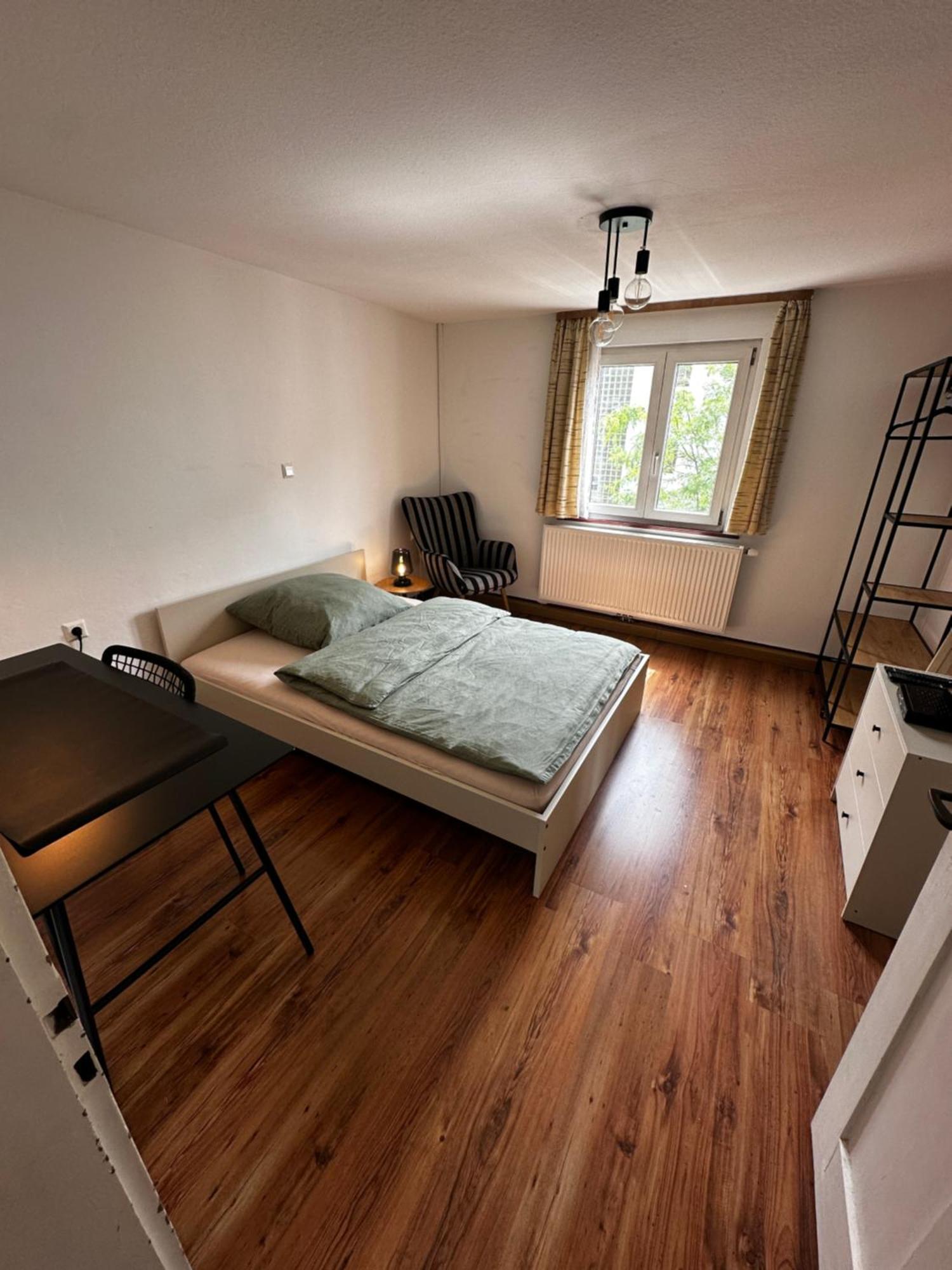 Einfaches Haus Mit Privatzimmern Und Gemeinschaftsraeumen Heilbronn Esterno foto