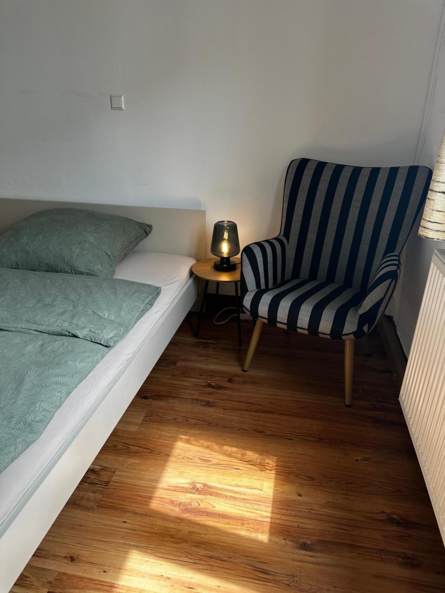 Einfaches Haus Mit Privatzimmern Und Gemeinschaftsraeumen Heilbronn Esterno foto