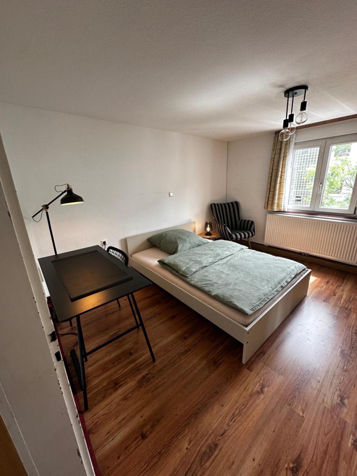 Einfaches Haus Mit Privatzimmern Und Gemeinschaftsraeumen Heilbronn Esterno foto