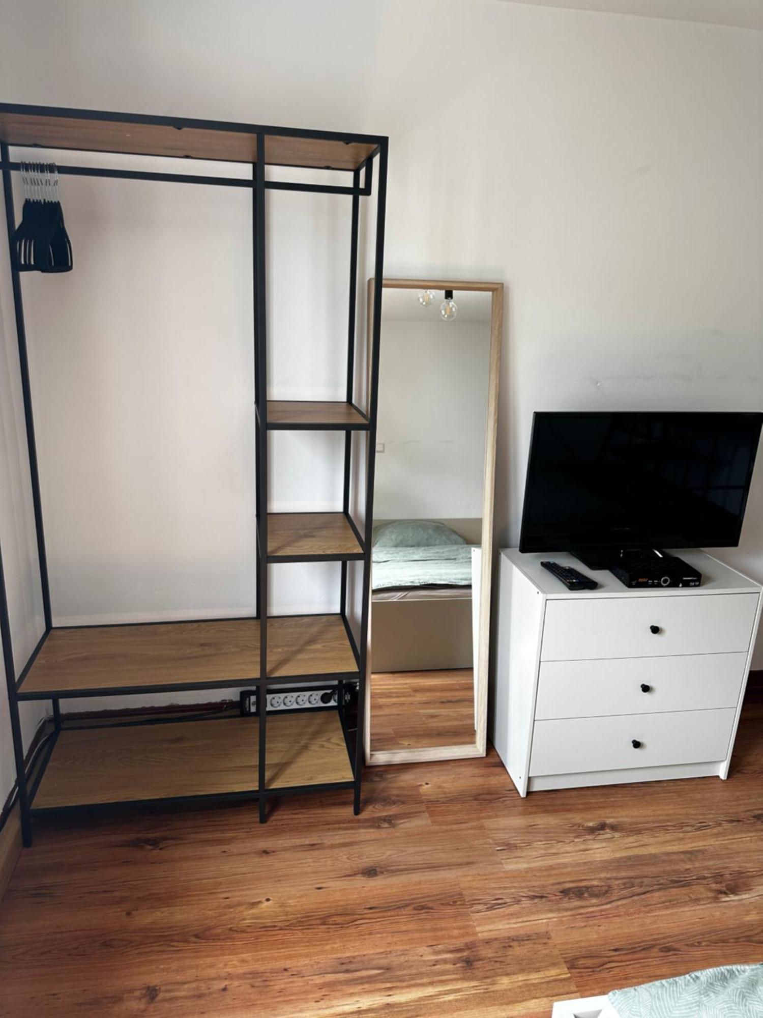 Einfaches Haus Mit Privatzimmern Und Gemeinschaftsraeumen Heilbronn Esterno foto