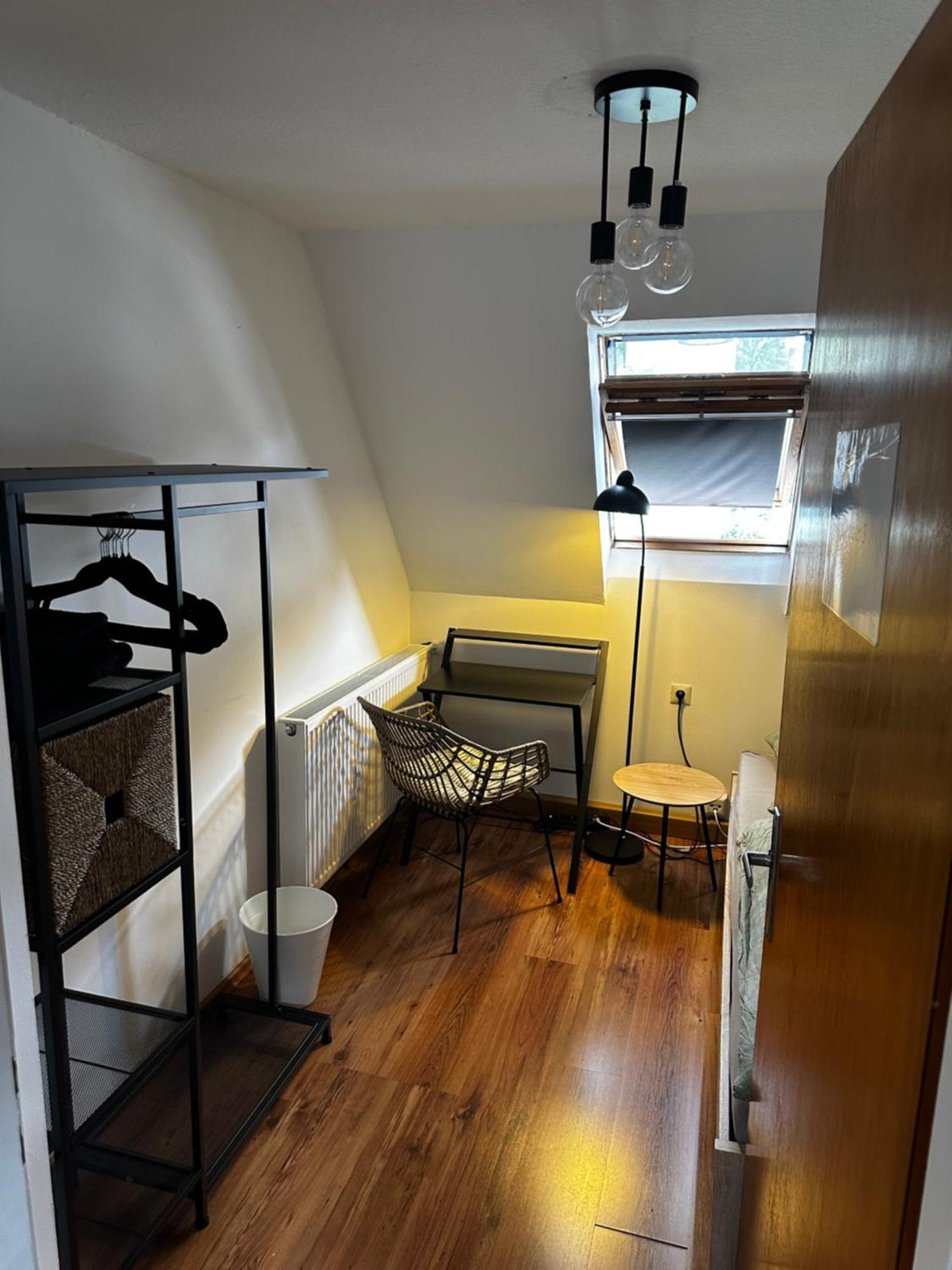 Einfaches Haus Mit Privatzimmern Und Gemeinschaftsraeumen Heilbronn Esterno foto