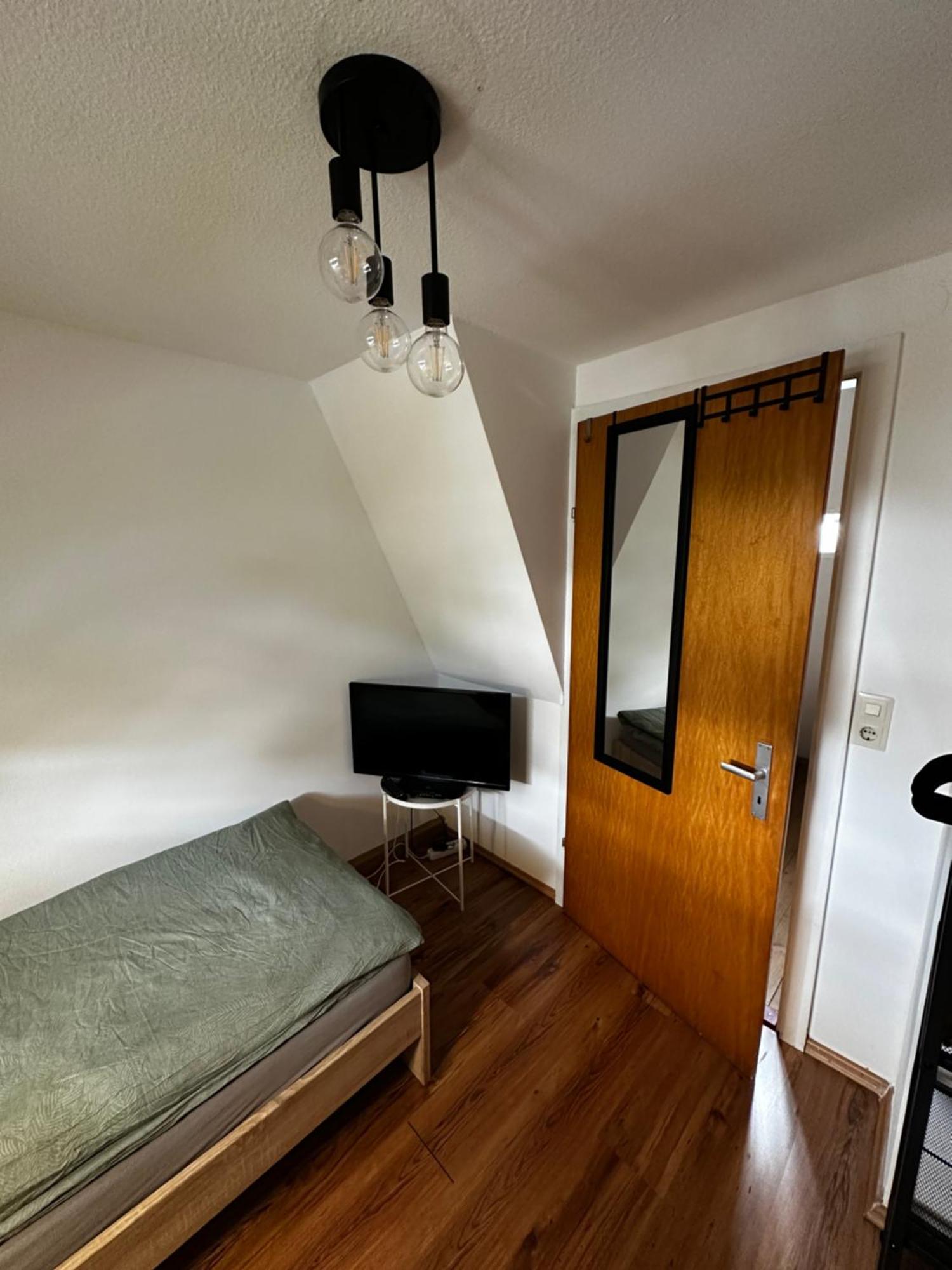 Einfaches Haus Mit Privatzimmern Und Gemeinschaftsraeumen Heilbronn Esterno foto