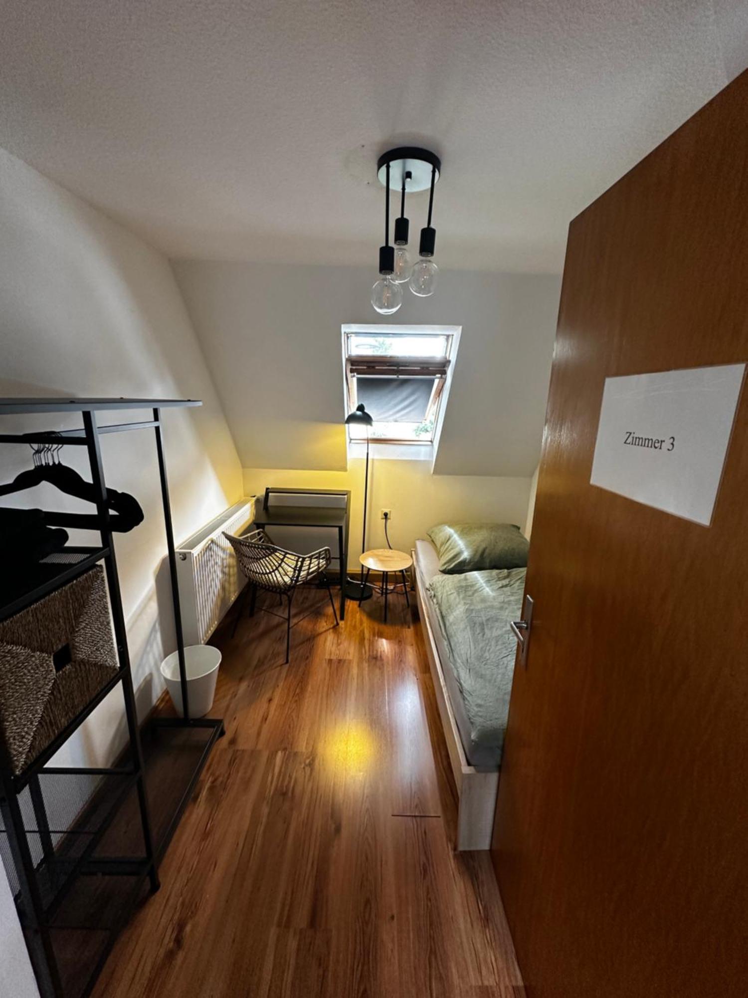 Einfaches Haus Mit Privatzimmern Und Gemeinschaftsraeumen Heilbronn Esterno foto